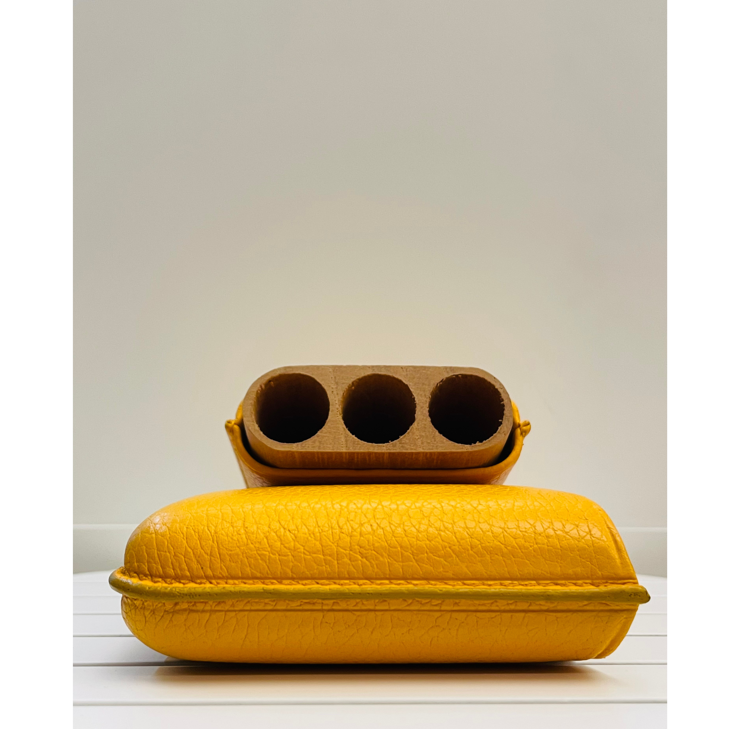 Portasigari umidificato in vitello martellato o saffiano Cartujano 3 pz giallo/verde - sigari toscani ammezzati