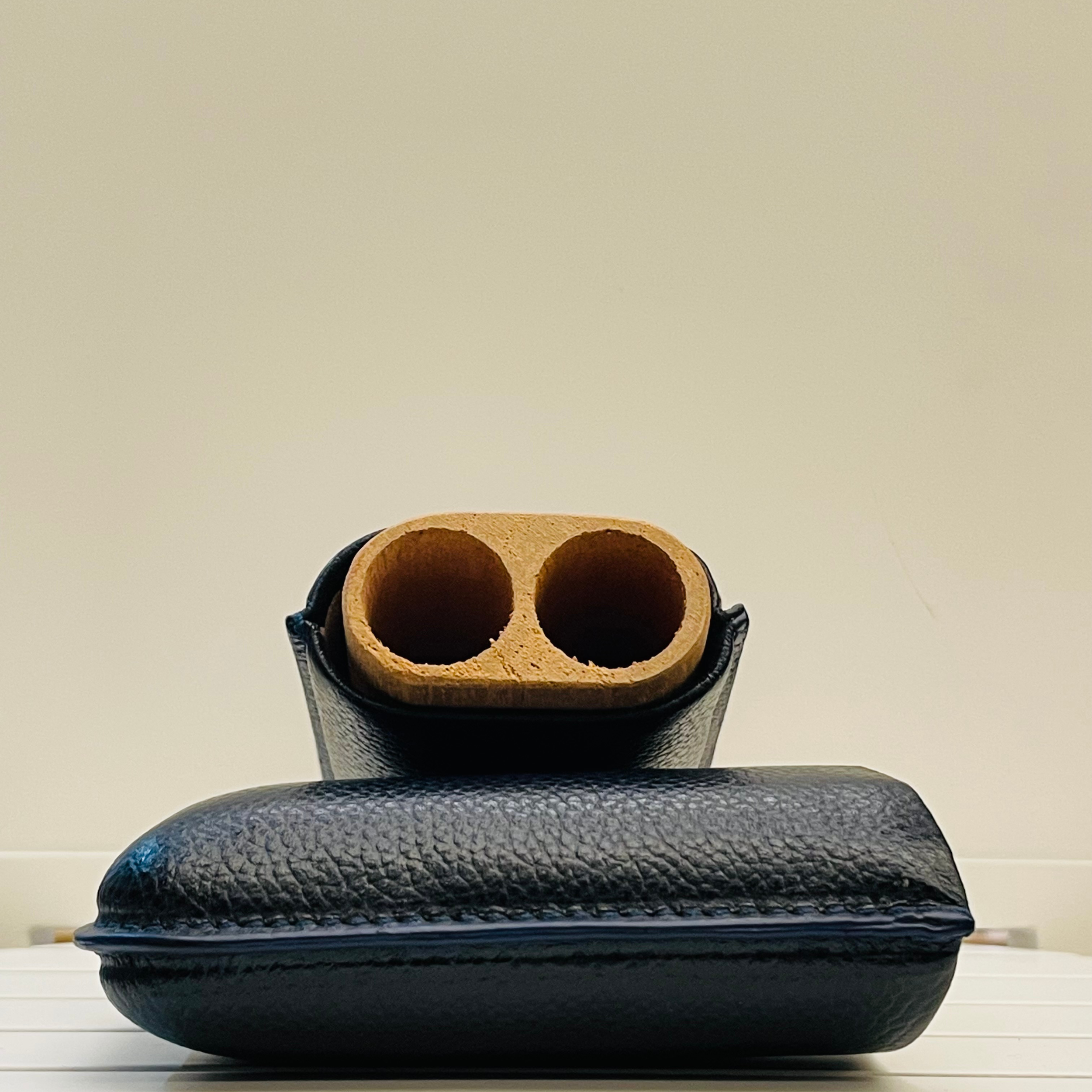 Portasigari umidificato Cartujano in vitello martellato o saffiano 2pz blu - sigari toscani ammezzati.