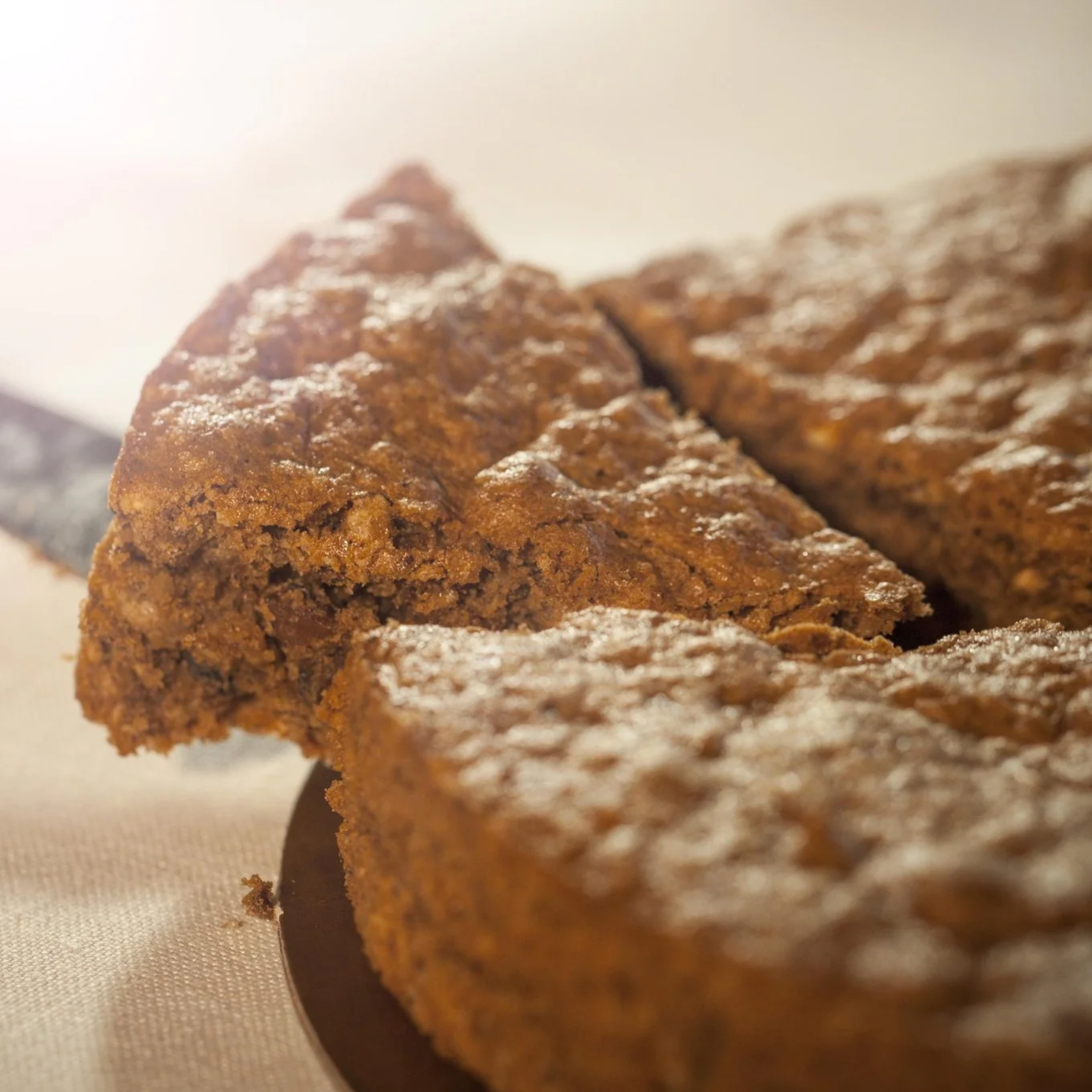 350g Torta di nocciole IGP Tastelanghe senza farina, senza lievito, senza latte e senza glutine.