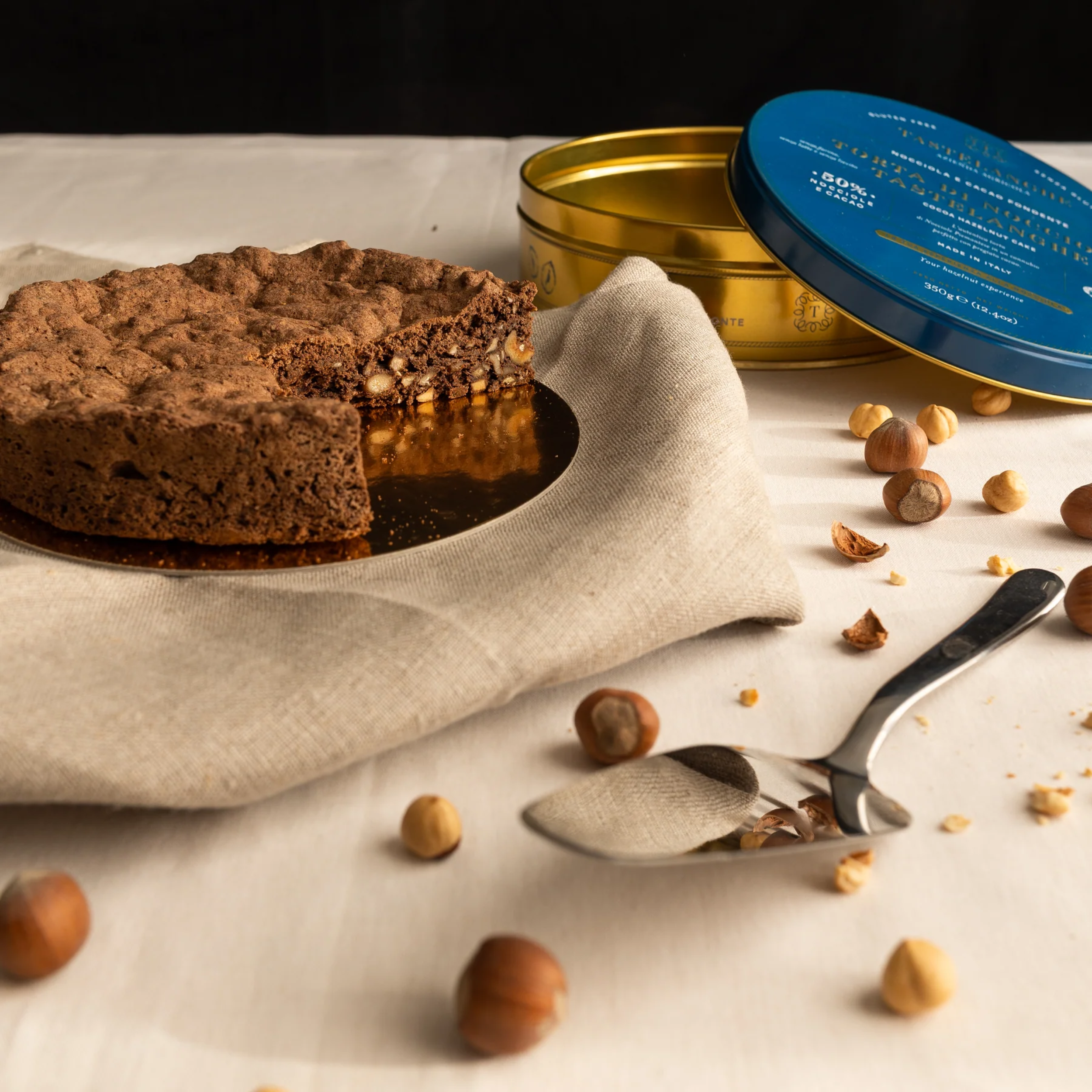 350g Torta di Nocciole fondente I.G.P. Tastelanghe senza farina, senza lievito, senza latte e senza glutine.
